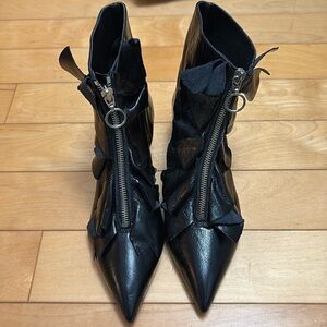 ZARA patent leather kitten heel pointed toe booties with front zipper & ruffles!